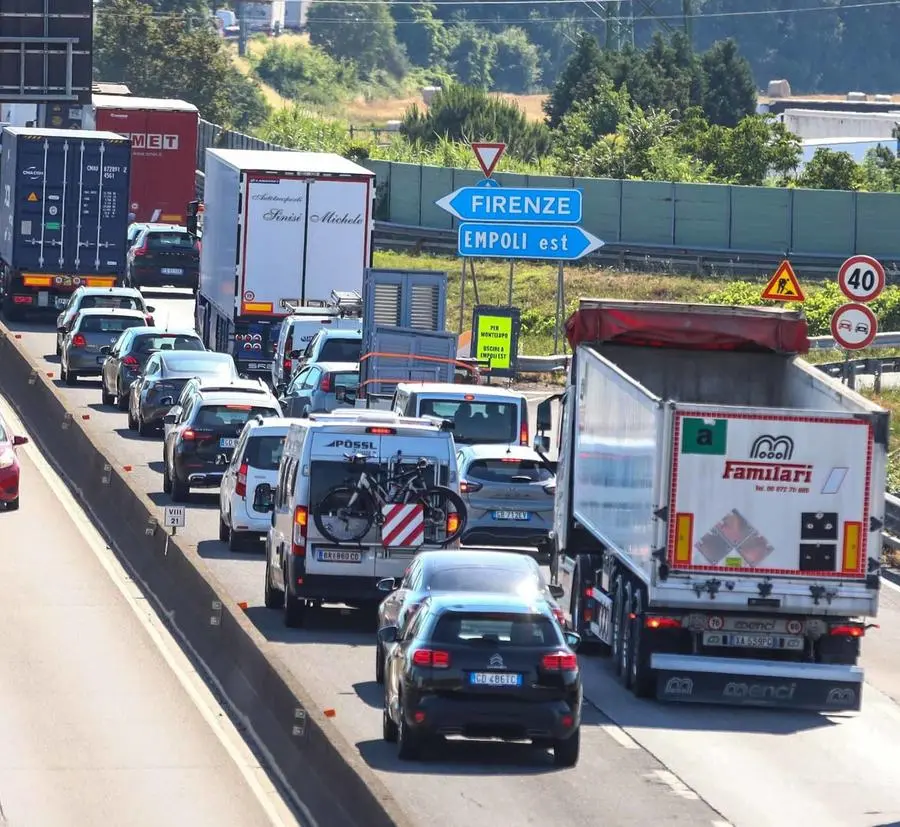 FiPiLi, ancora code e bufera politica. "Sui trasporti gestione fallimentare"