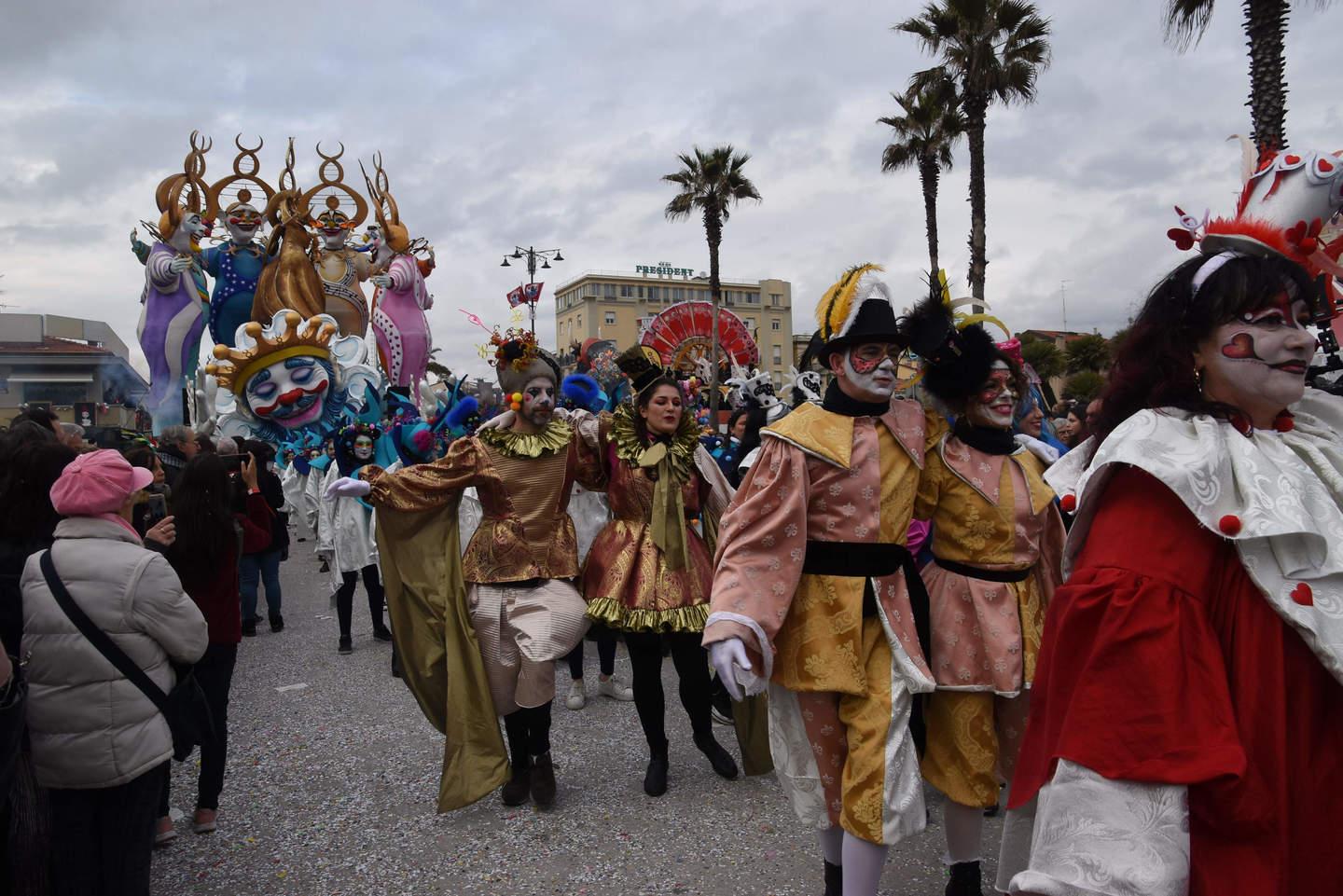 Carnevale Di Viareggio La Seconda Sfilata Spettacolo Tra Maschere Carri E Musica