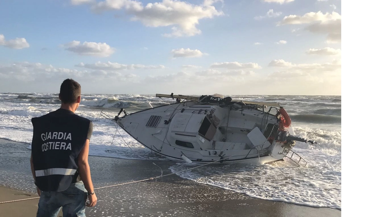 La barca spiaggiata a Viareggio