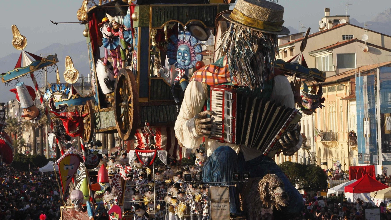 Viareggio pronta alla festa. Nel Carnevale c’è il futuro. La politica scende dai carri