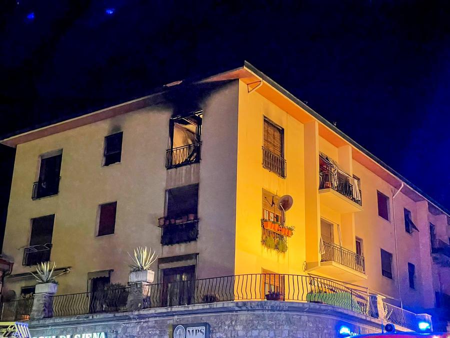 Fanno A Pugni Mentre L'abitazione Va A Fuoco, Notte Folle In Un Palazzo