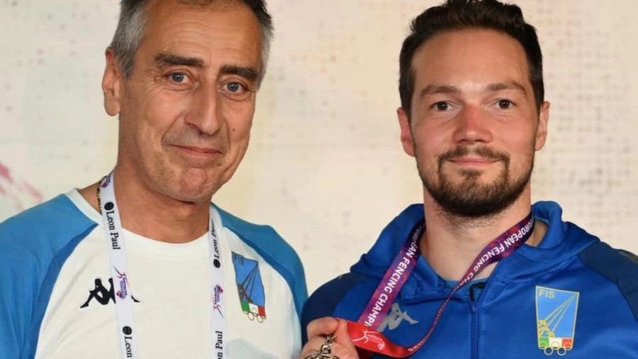 Gabriele Cimini (a destra) festeggia l'oro con l'allenatore Enrico Di Ciolo