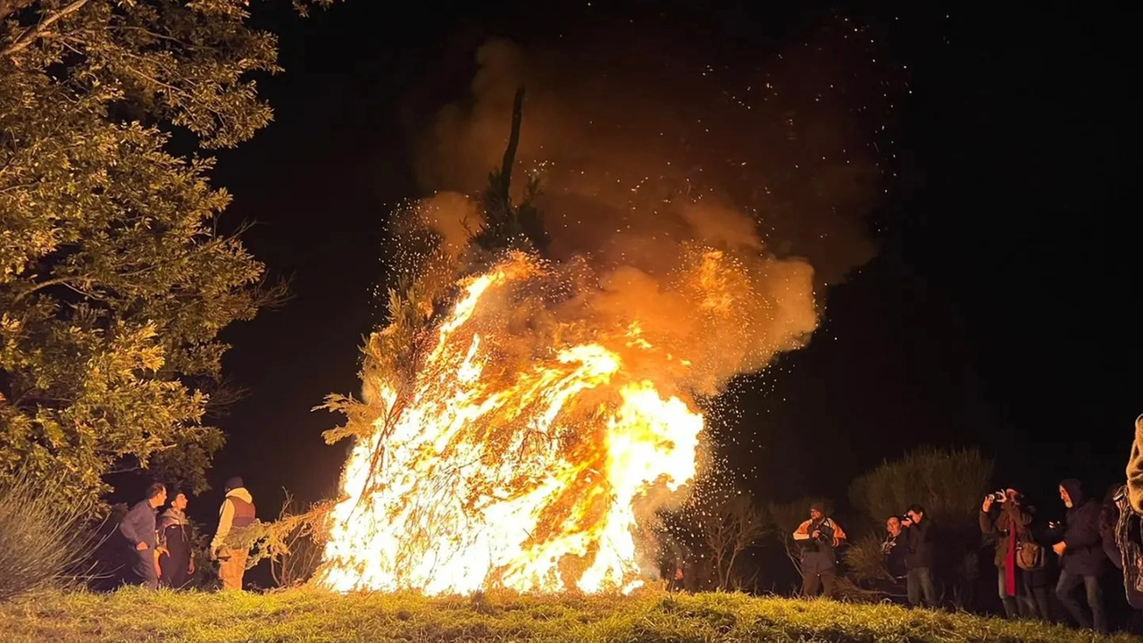 Ecco l’antico rito di Santa Caterina: il fuoco che illumina la Maremma