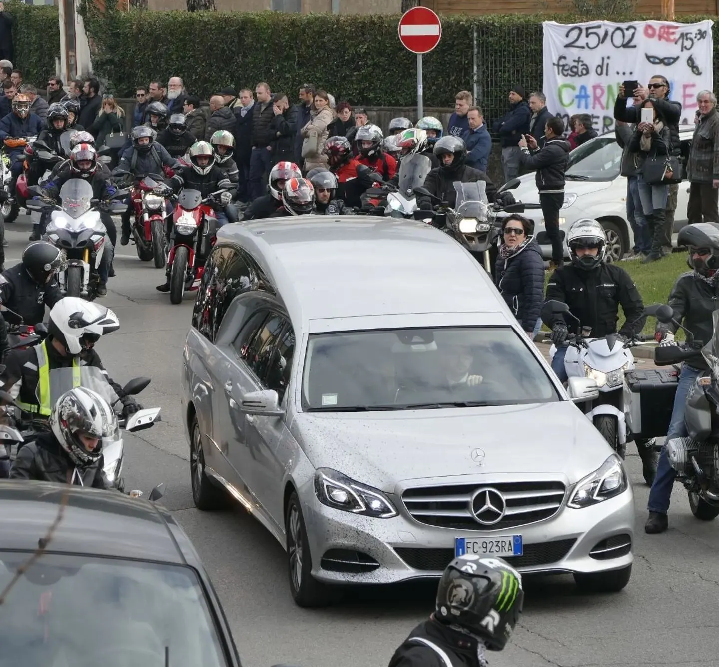 Il rombo delle Ducati per l’addio a Vincenzo