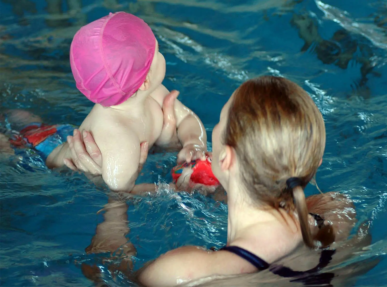 Piscina comunale chiusa una vasca . Caso stafilococco il gestore