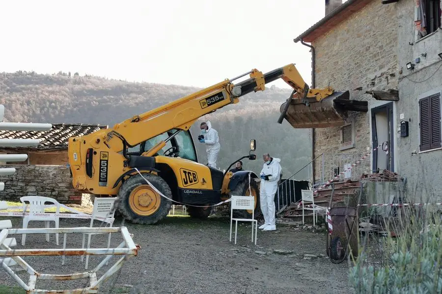 Assalto al vicino con l'escavatore: lui lo uccide a fucilate. C'era una festa di famiglia