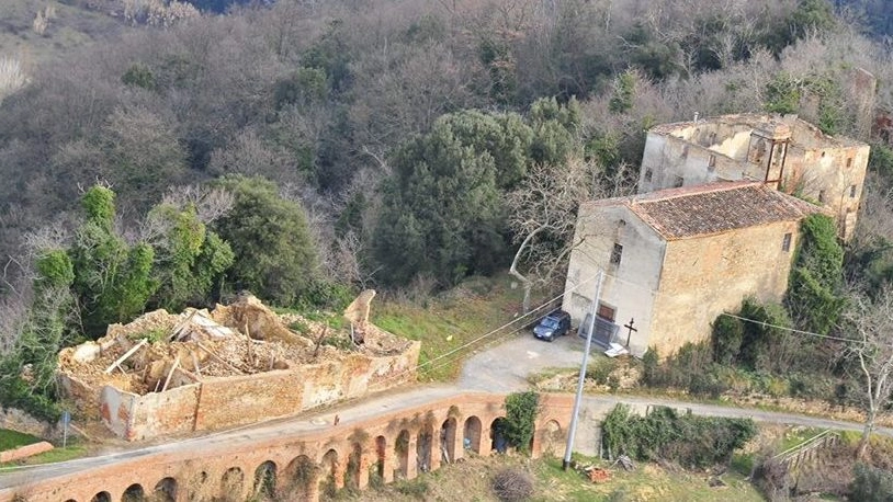 La demolizione (foto Frassi)