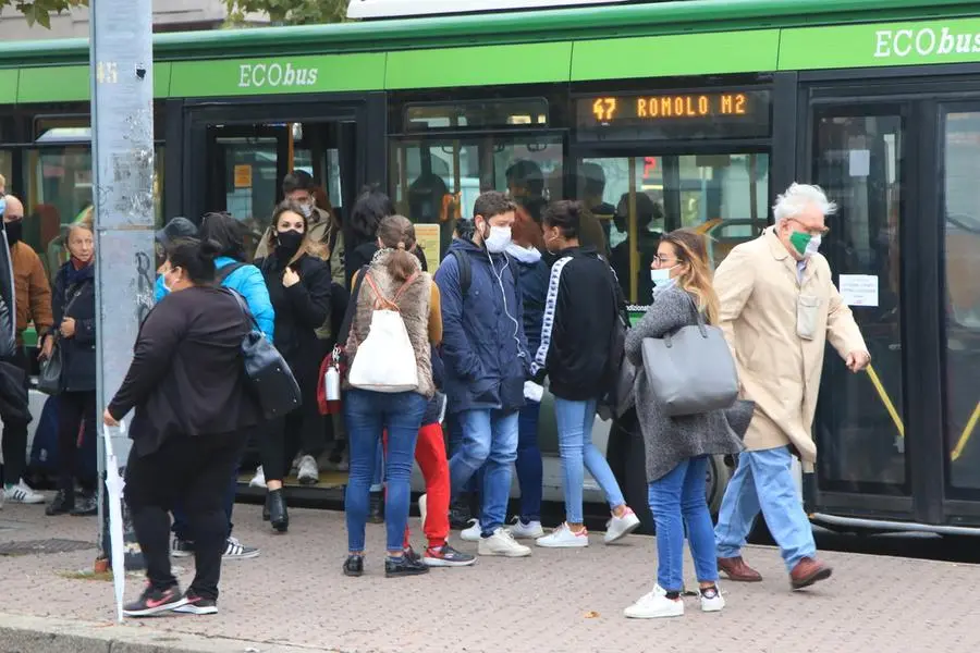 Ore 8, riaprono le scuole: la sfida dei trasporti, 40 bus in più contro gli affollamenti