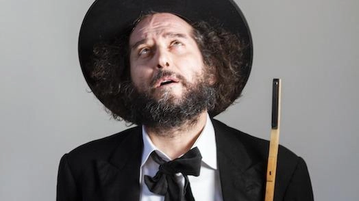 Tredici canzoni urgenti. Vinicio Capossela che show al Comunale