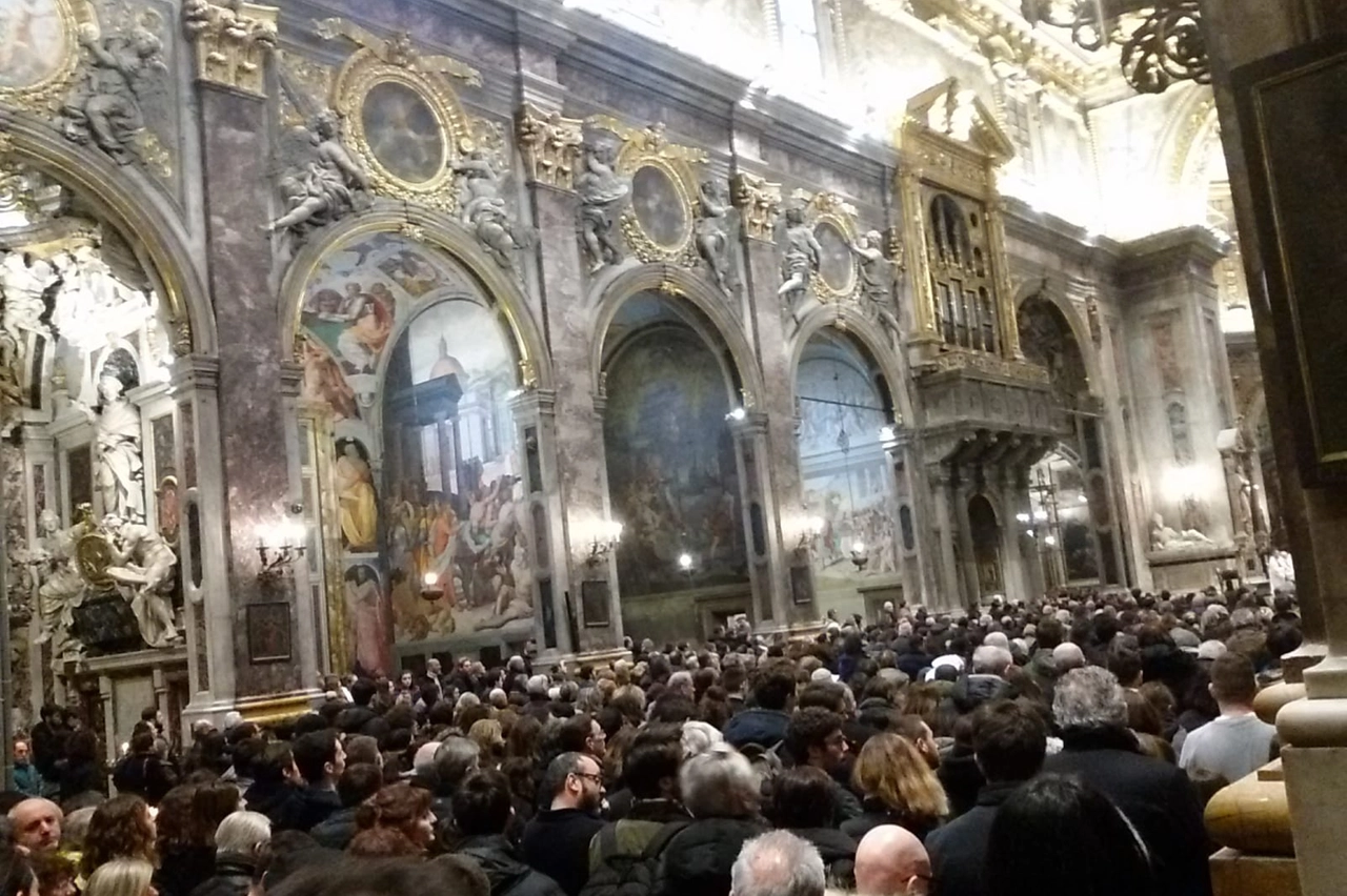 La chiesa gremita per Niccolò Bizzarri