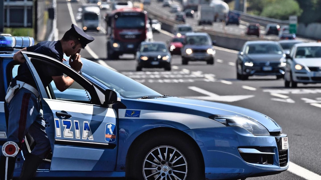 Gli agenti della polizia hanno raccolto la testimonianza e accompagnato la coppia alla prima uscita dell’autostrada