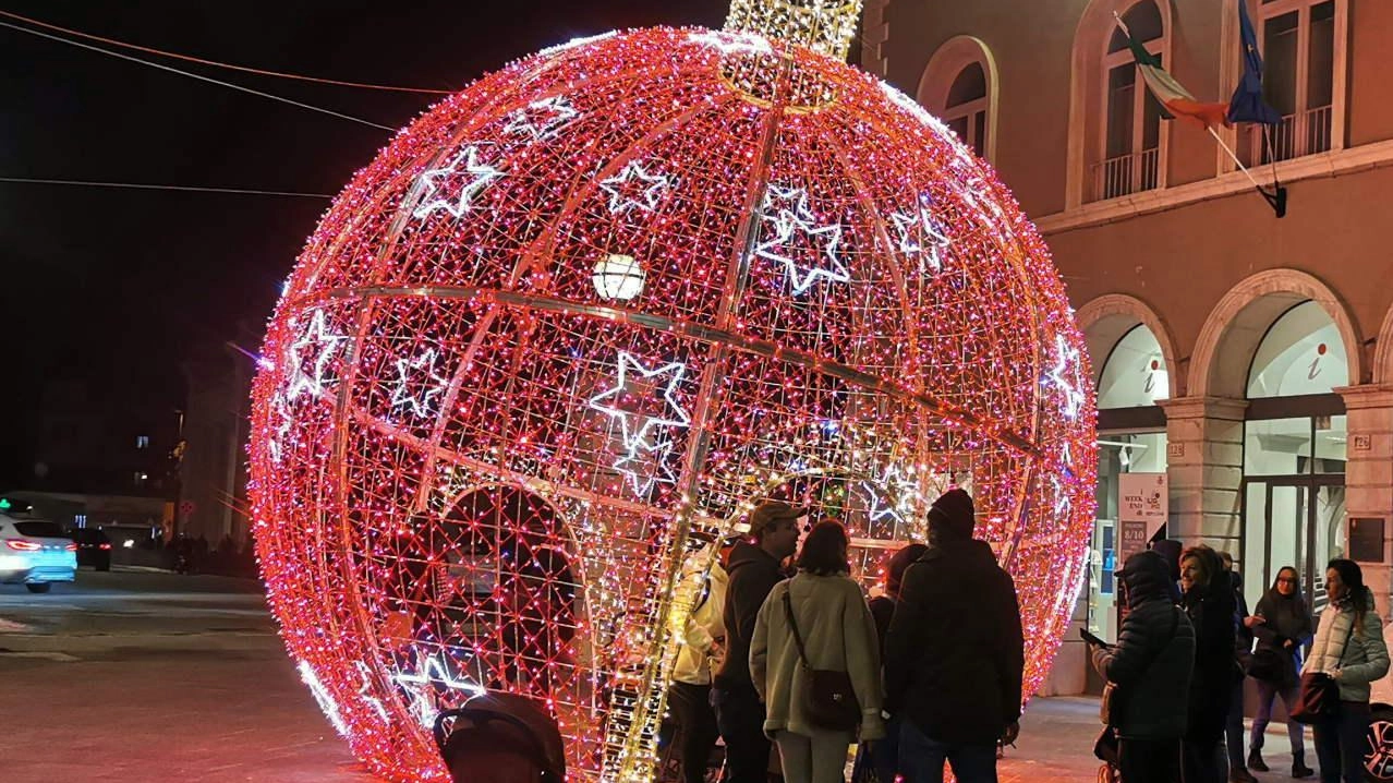 Babbo Natale si ferma alla stazione. Regali ai bimbi meno fortunati