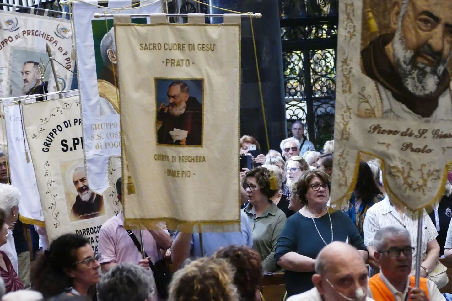 Padre Pio, il raduno dei fedeli. Testimone d'amore