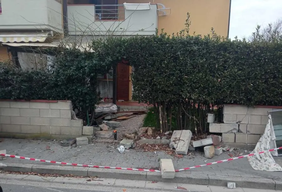 "Auto a folle velocità", distrutto il muro di un'abitazione