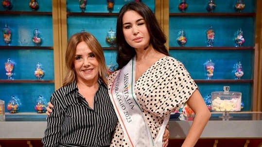 Patrizia Mirigliani e Ilenia Garofalo, premiata durante il programma Tv "Affari vostri" su Rai2