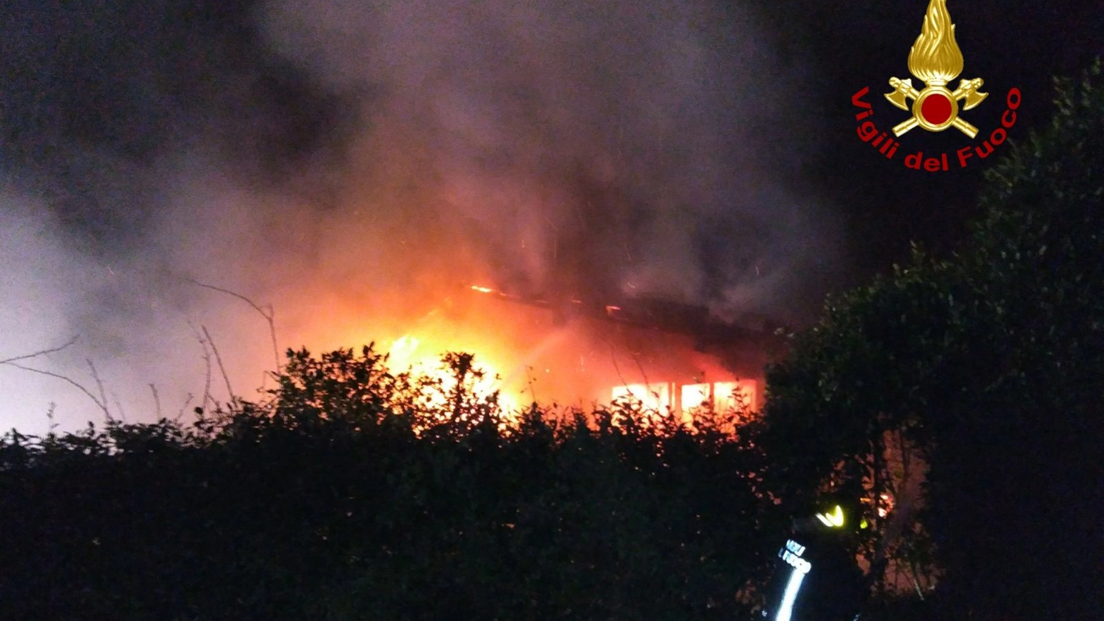 La casa in fiamme (Foto dei vigili del fuoco)