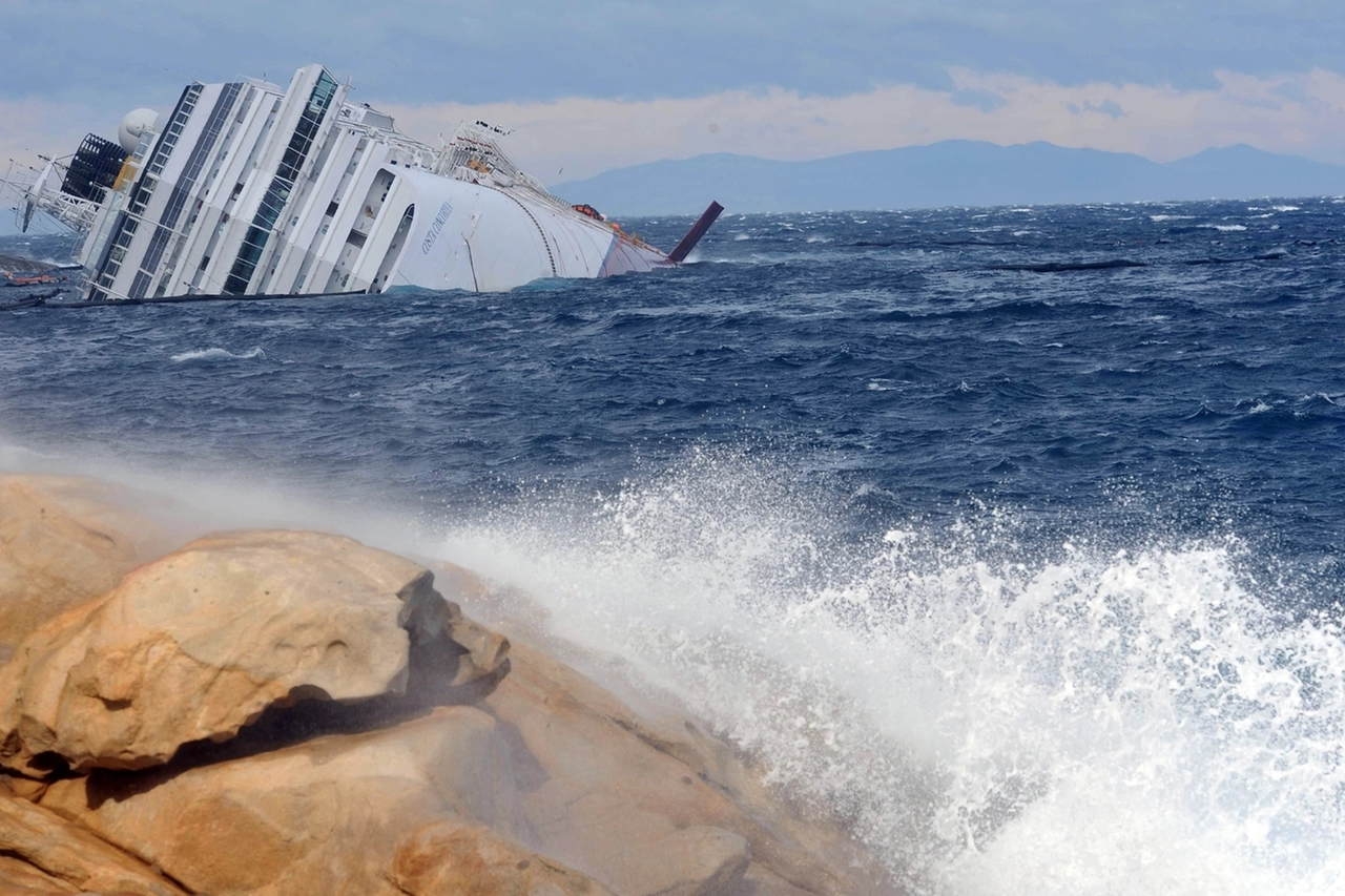 La Concordia naufragata all'Isola del Giglio (Ansa)