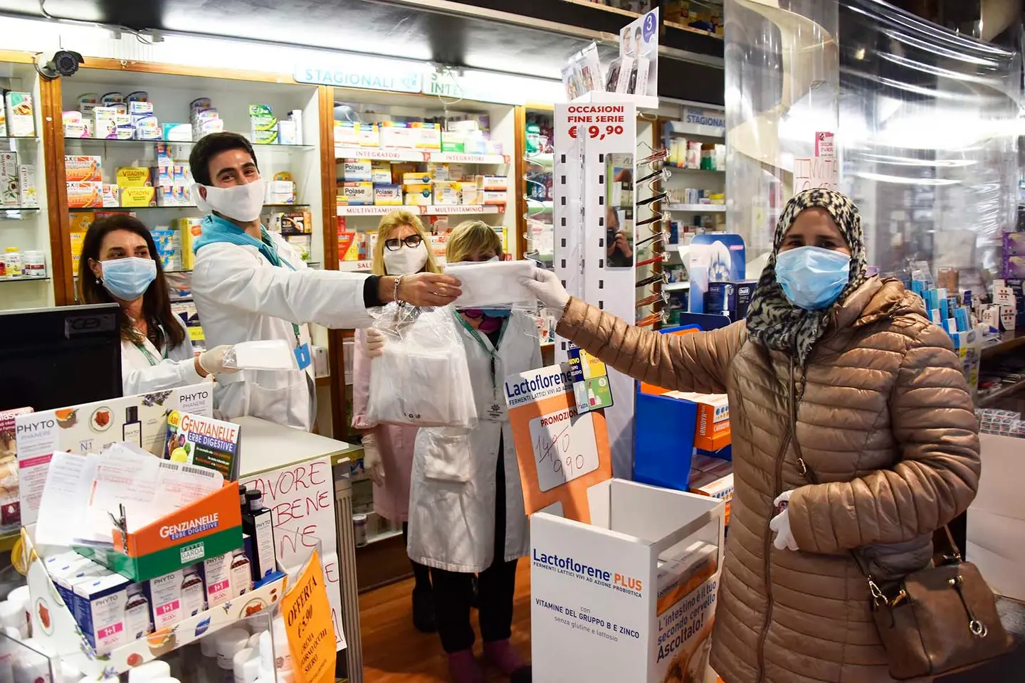 Toscana, dopo un inizio difficile ora le mascherine ci sono. Ma la distribuzione cambierà