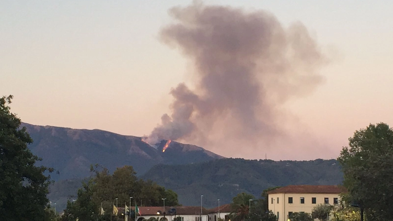 Incendio sui monti sopra Camaiore