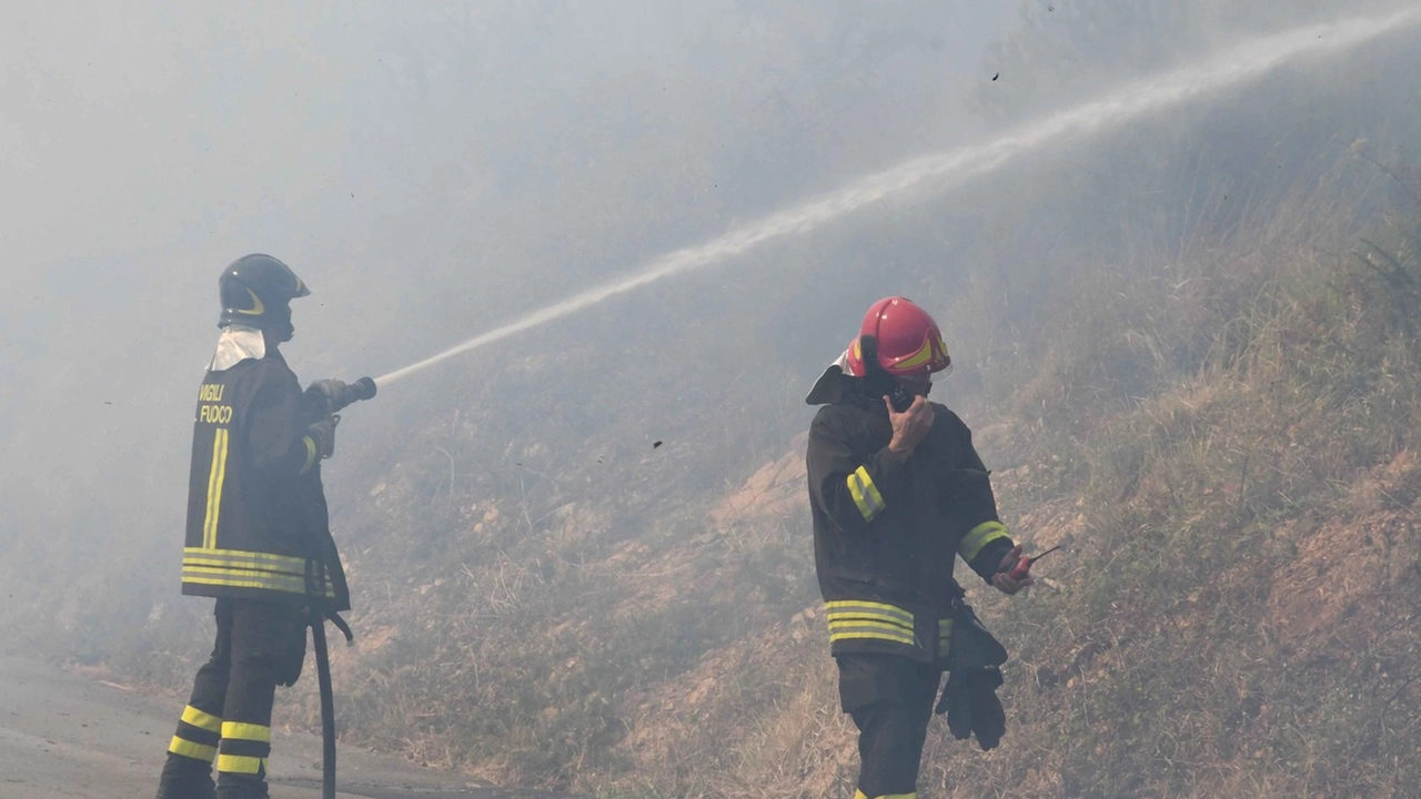 Vigili del fuoco all'opera sopra Montignoso (foto di repertorio)