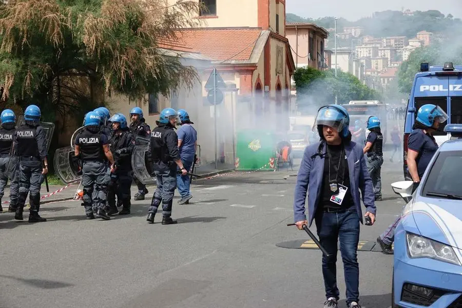 Scontri durante la partita Spezia-Napoli: cinque arresti