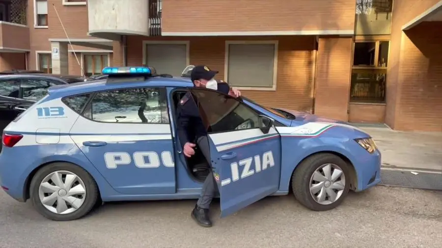 Aggredita mentre torna a casa dal lavoro: picchiata e rapinata per strada