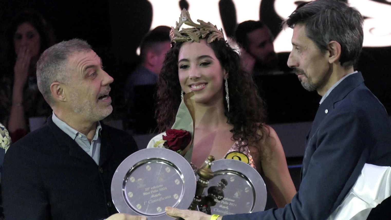 Martina Fabbiani è Miss Palio 2024. Nono sigillo per la contrada Il Ponte. Musica ed entusiasmo alla Bussola