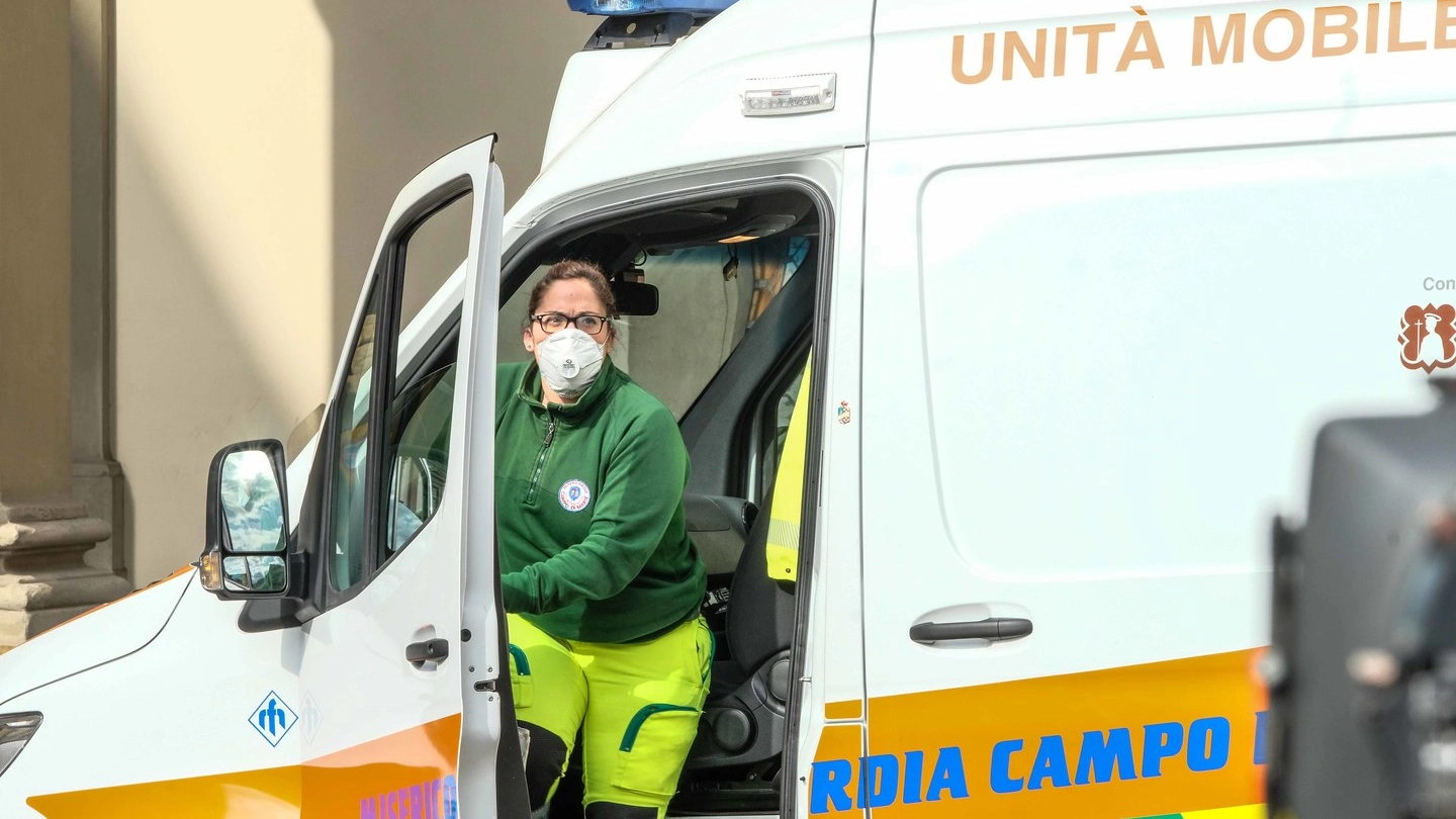 Volontaria di un'ambulanza con la mascherina (New Press Photo)