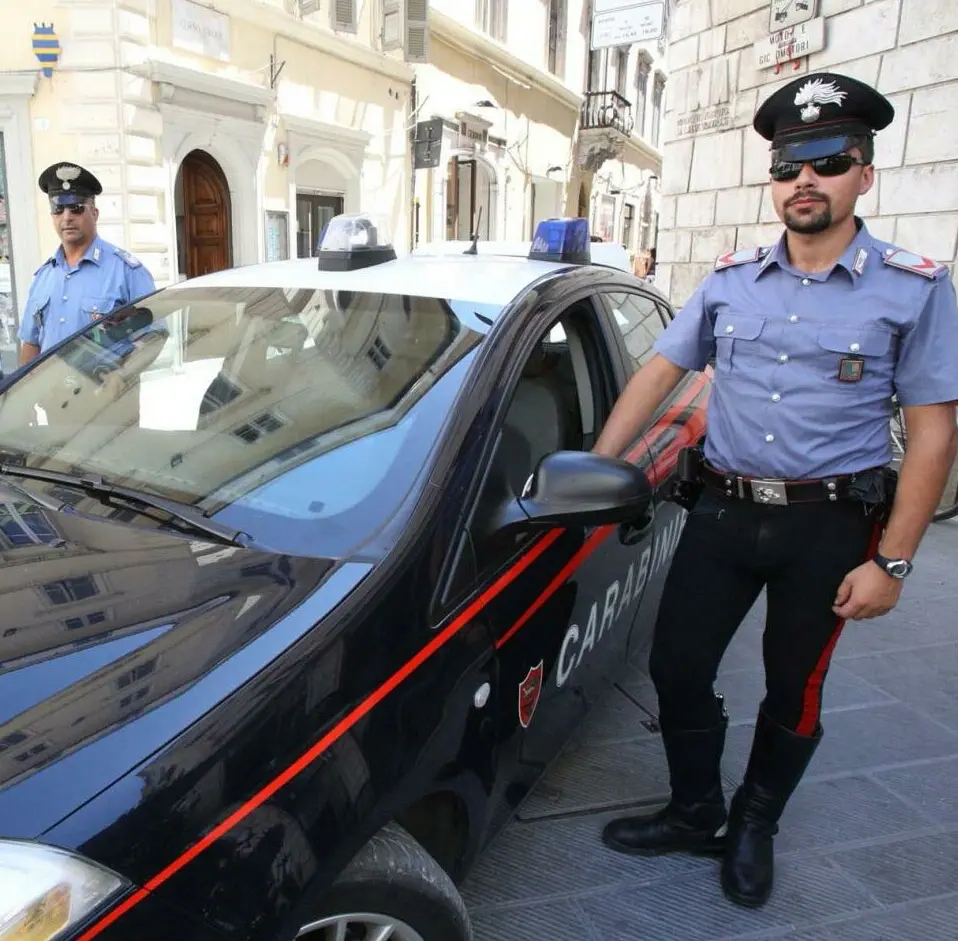 Giovani senza biglietto dell'autobus, tensione in piazza Italia