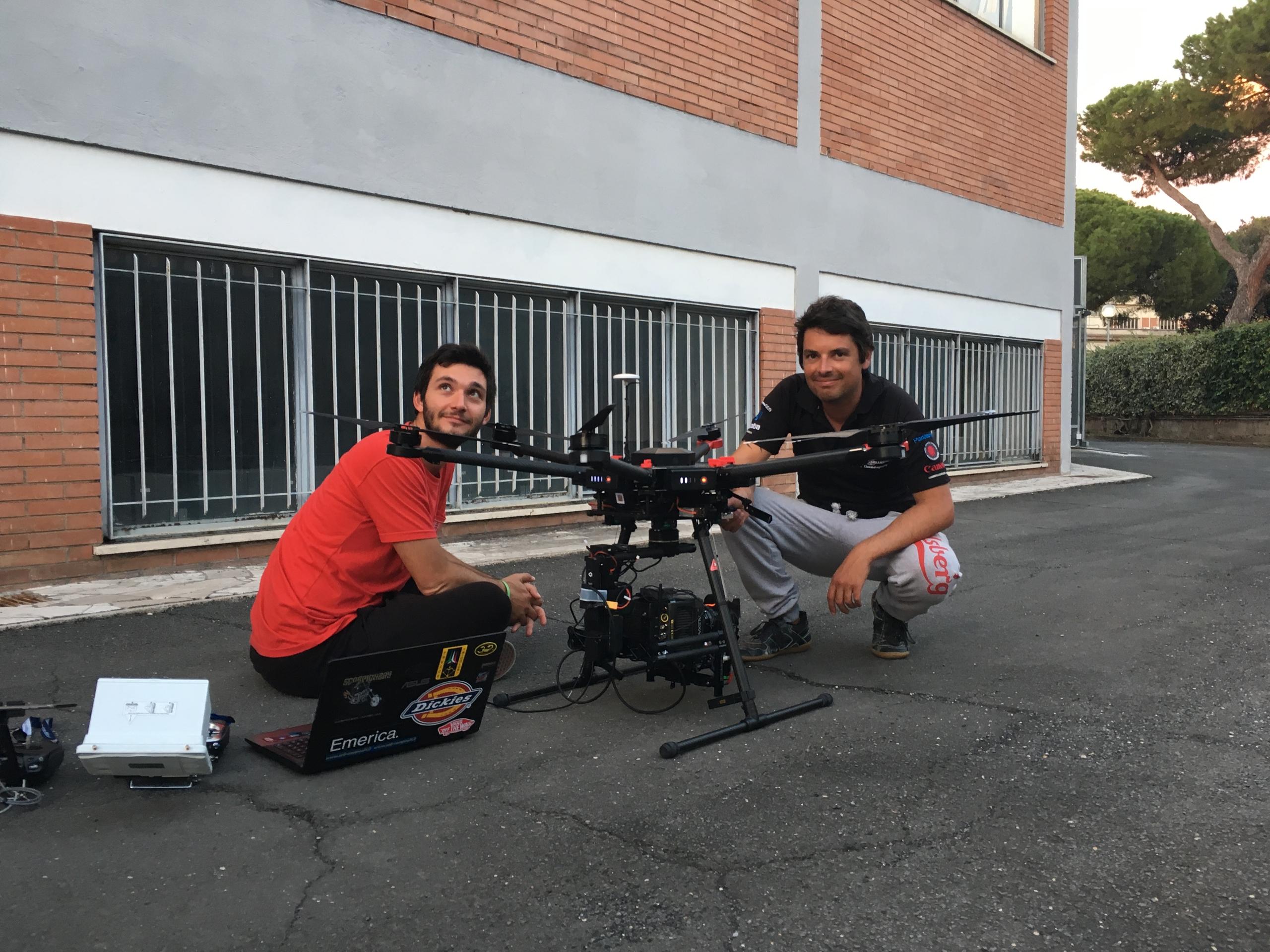 Drone Arezzo vola con gli aerei e gira immagini anche per Cameron