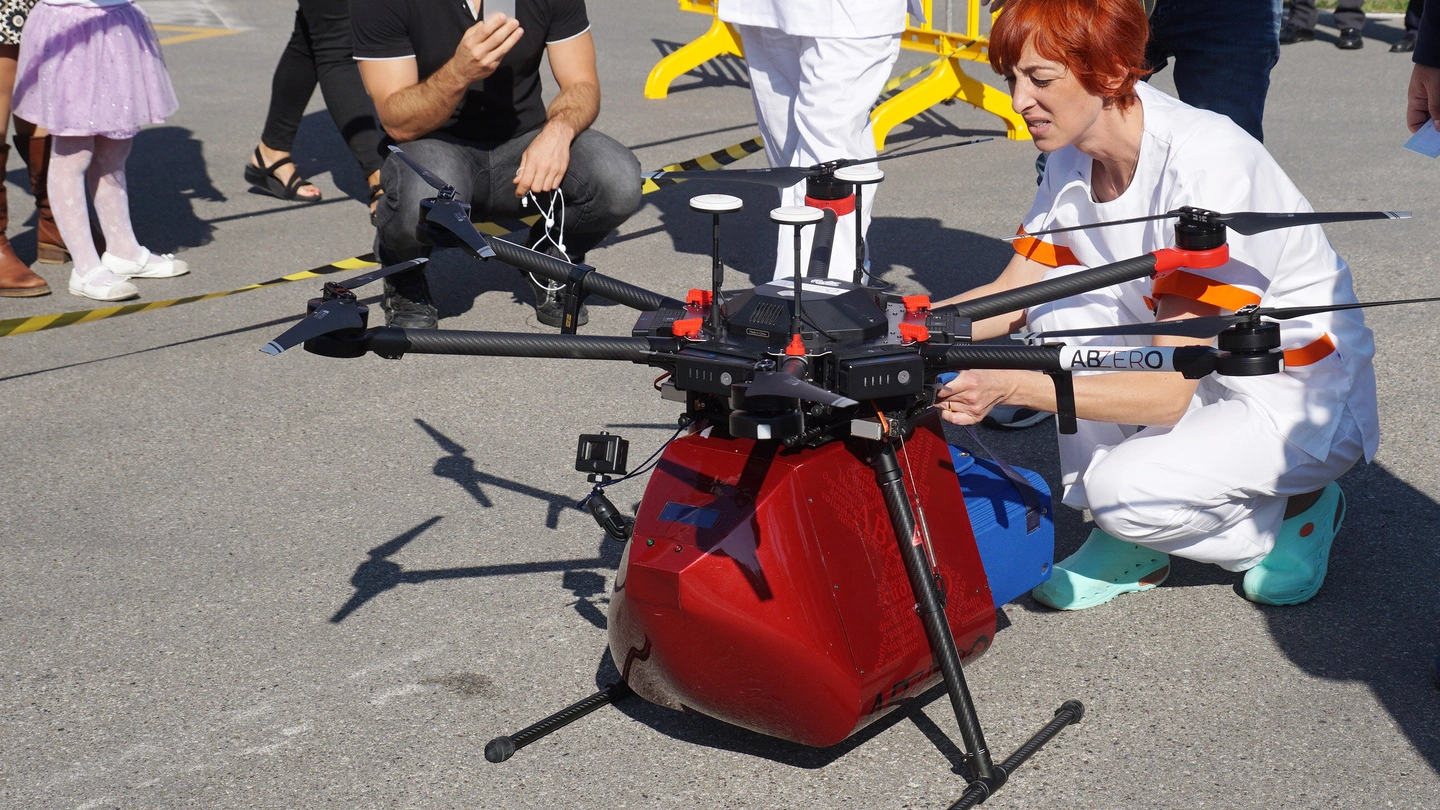 Il drone utilizzato ieri mattina all’ospedale Lotti (foto Sarah Esposito/Germogli)