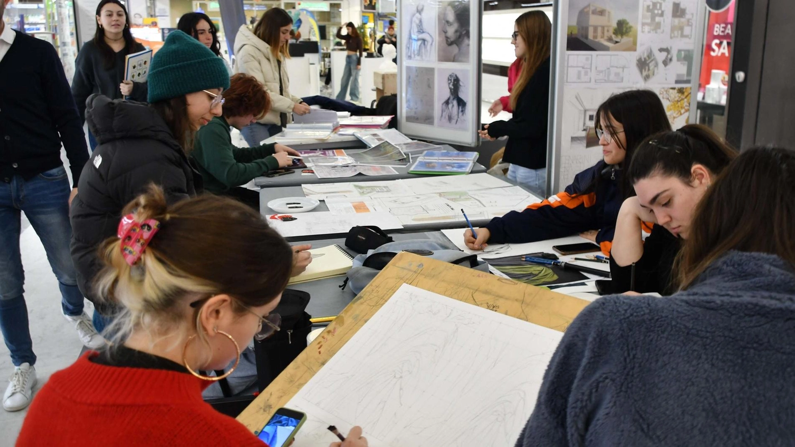 Gli istituti superiori in vetrina. Studenti e docenti ‘ciceroni’ fra laboratori, atelier e concerti. Il MareMonti diventa un’agorà