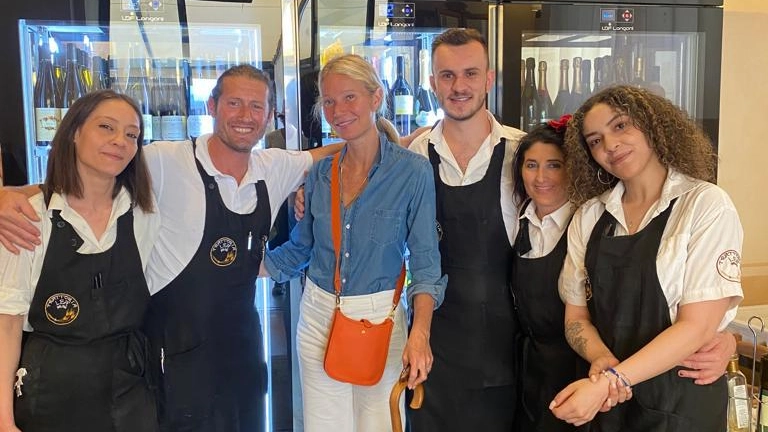 Gwyneth Paltrow a Città di Castello, pranzo in trattoria e un giro tra le bancarelle vintage