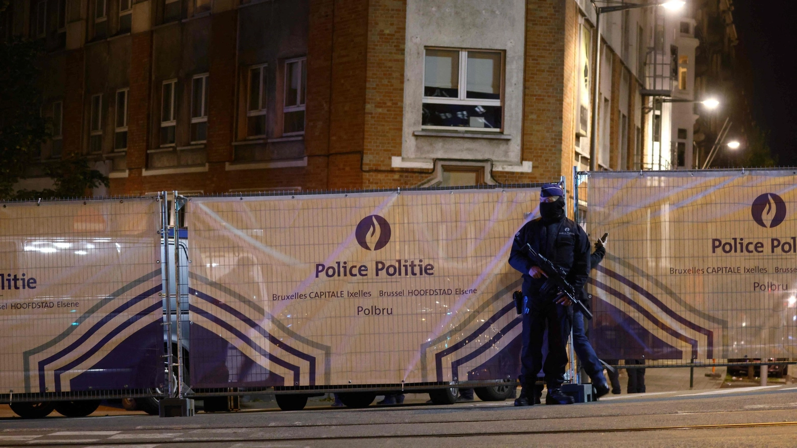 La polizia a Bruxelles dopo l'attentato (Foto Ansa)