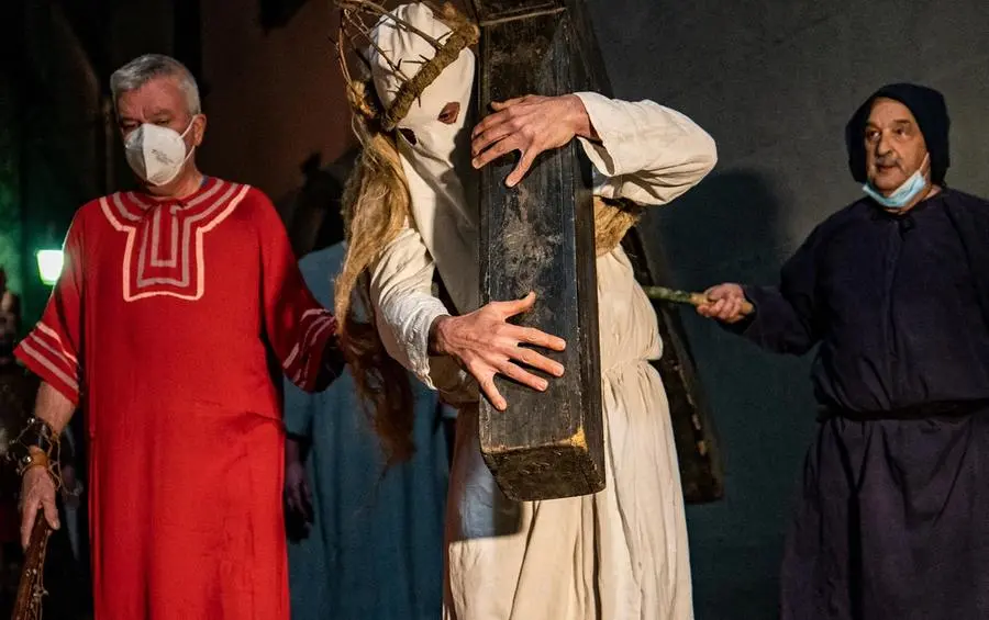 Castiglione di Garfagnana, la Processione dei Crocioni torna a stupire / VIDEO