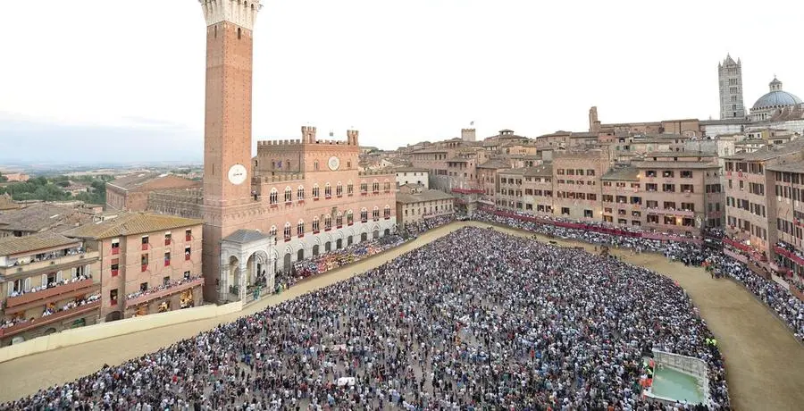 Siena, verso il Palio. Salvini, Sgarbi e Sileri: tutti gli ospiti del Comune