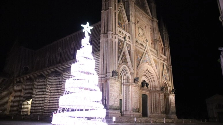 La magia del Natale a Orvieto: una roccaforte medievale illumina l’Umbria