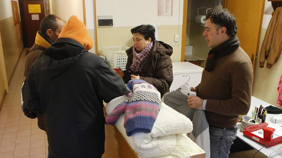 Nuovi poveri, code ai centri Caritas: "Boom di famiglie in difficoltà. Tanti pensionati e over 50 in crisi"