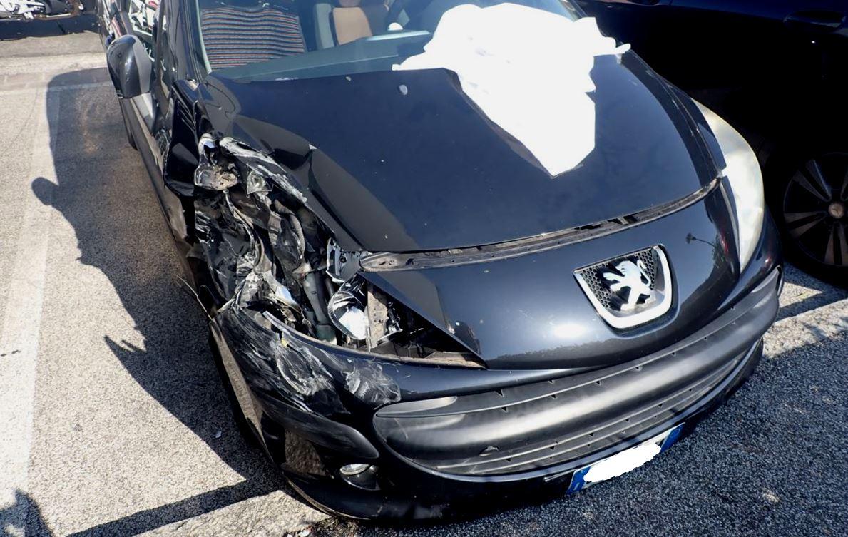 Incidente Stradale Urta Contro Quattro Auto In Sosta E Fugge