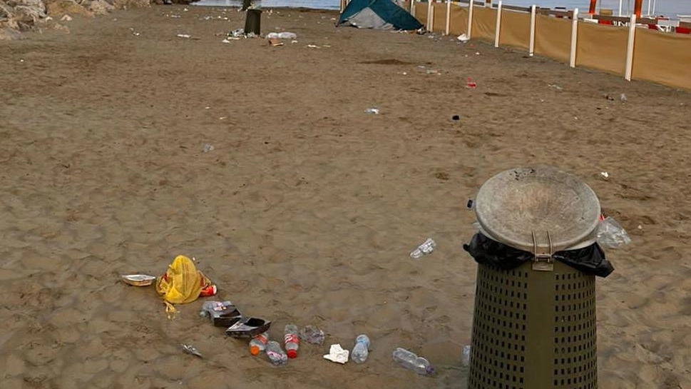 Viareggio, tre amici derubati in spiaggia libera, appello ai carabinieri