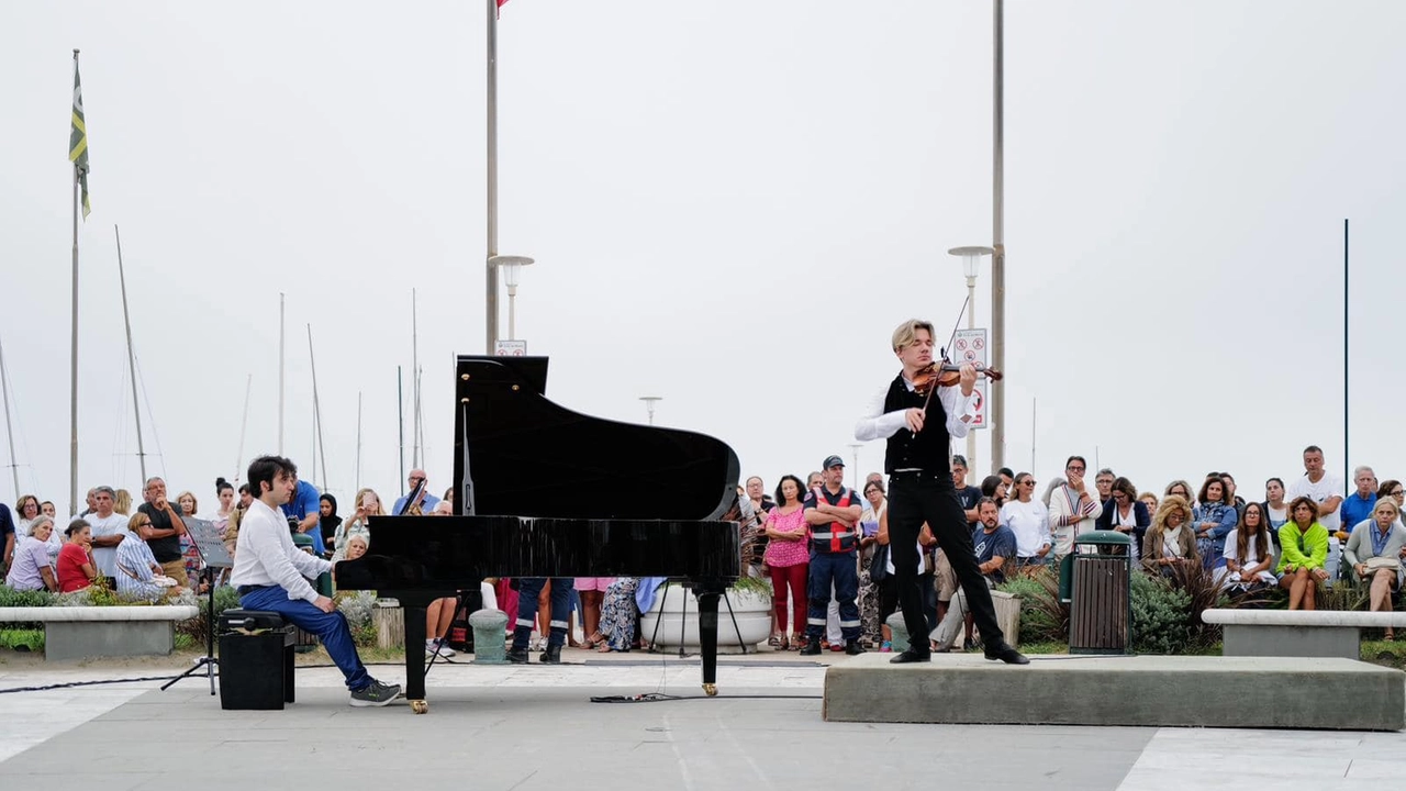 Forte dei Marmi: concerto all’alba per violino e piano, poi colazione con pane e acciughe