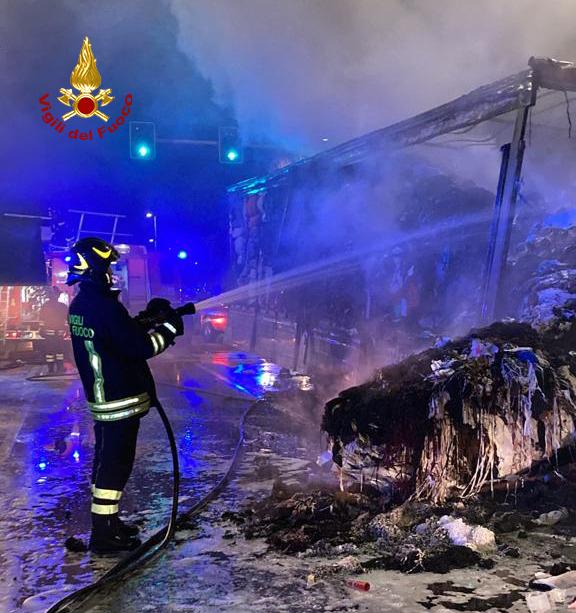 Incendio nella notte ad Arezzo camion distrutto dalle fiamme