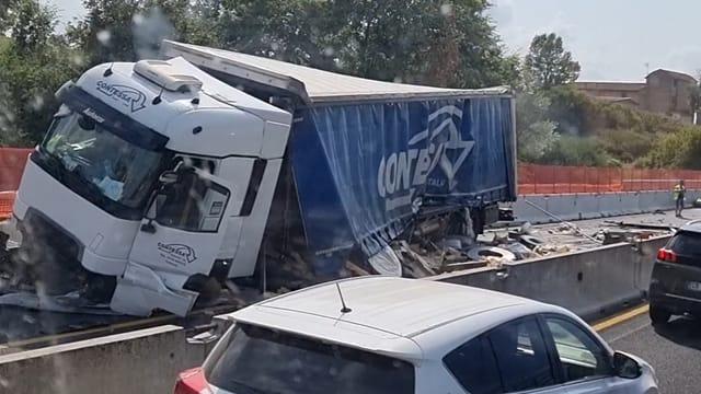 Tragedia sfiorata in A1 camion perde bobine di metallo da 800 kg