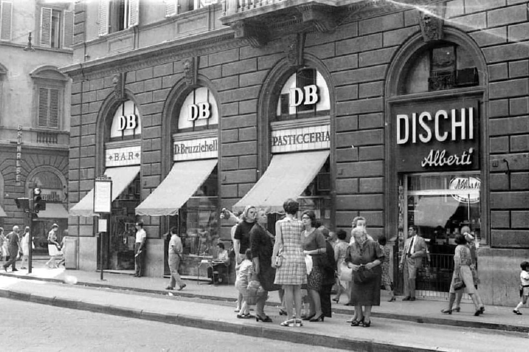 Il negozio in via dei Pecori in una foto storica