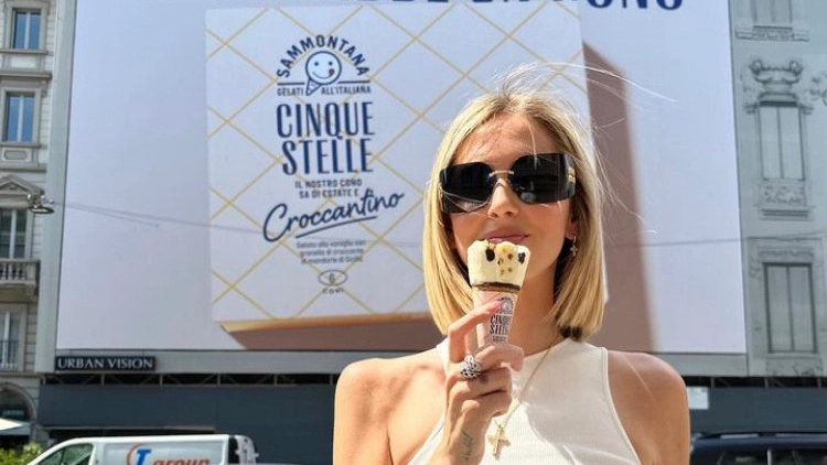 Chiara Ferragni, influencer da 29 milioni di follower, con il gelato Sammontana