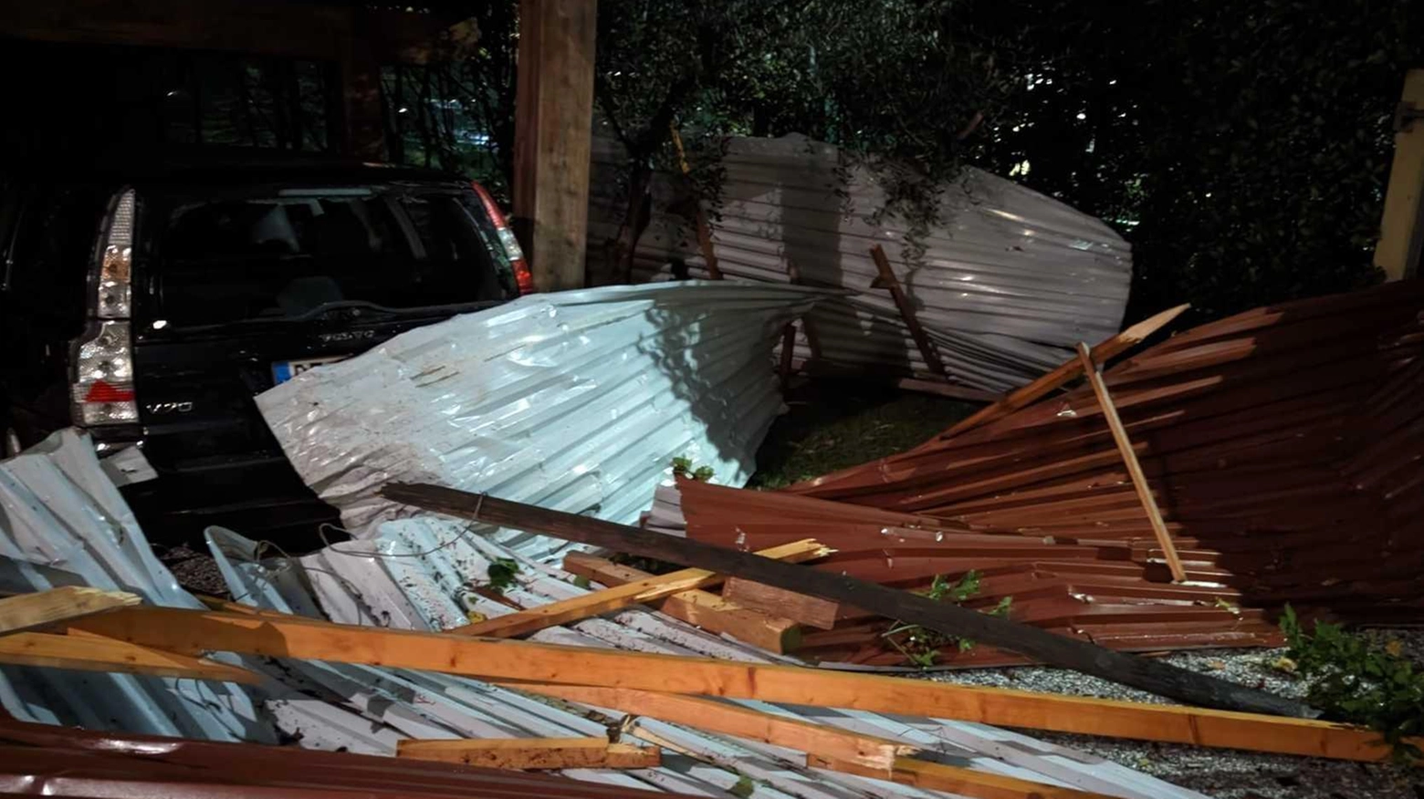 Tetti scoperchiati e frane. Auto a fuoco per un fulmine. In fiamme un appartamento