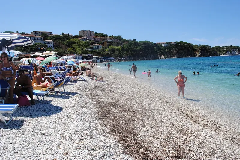 Sbarrati gli accessi alla spiaggia dell'Innamorata, Legambiente lancia l'allarme