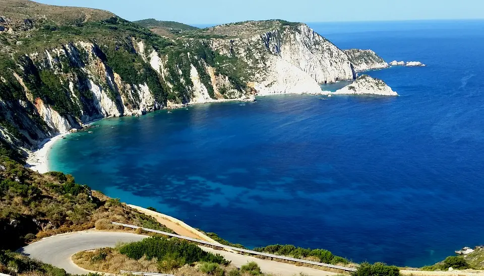 Travolto da una frana in spiaggia, la vacanza in Grecia diventa dramma, è grave