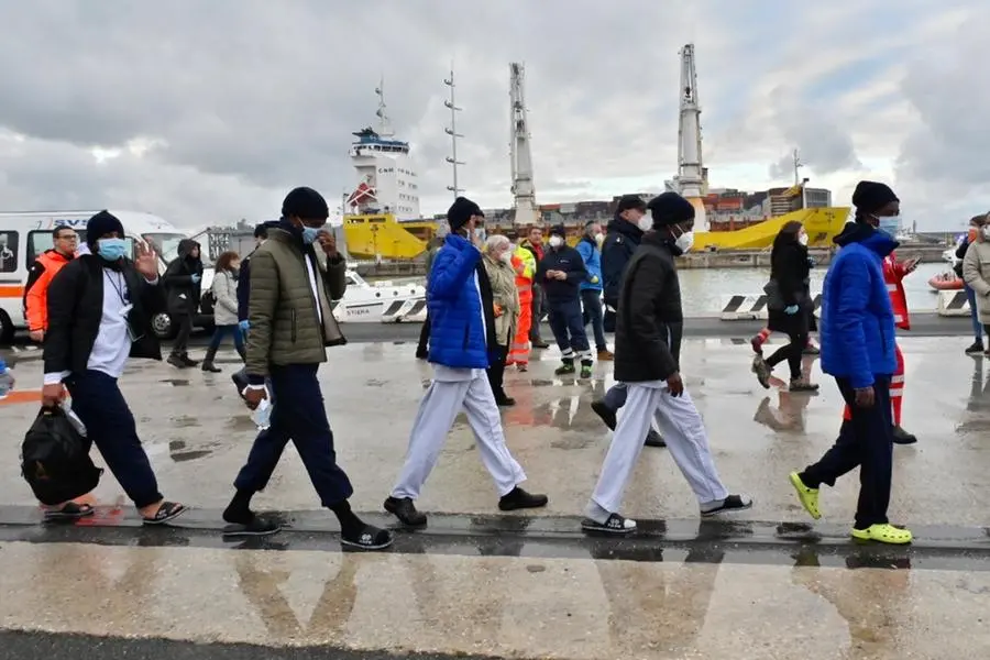 Migranti a Livorno: arriva un'altra nave. Ieri sbarcati in 142, anche bambini