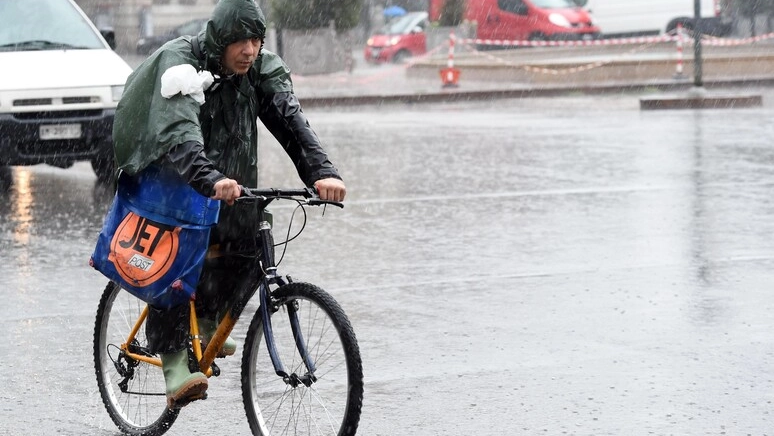Un ciclista sotto la pioggia (foto di repertorio Ansa)